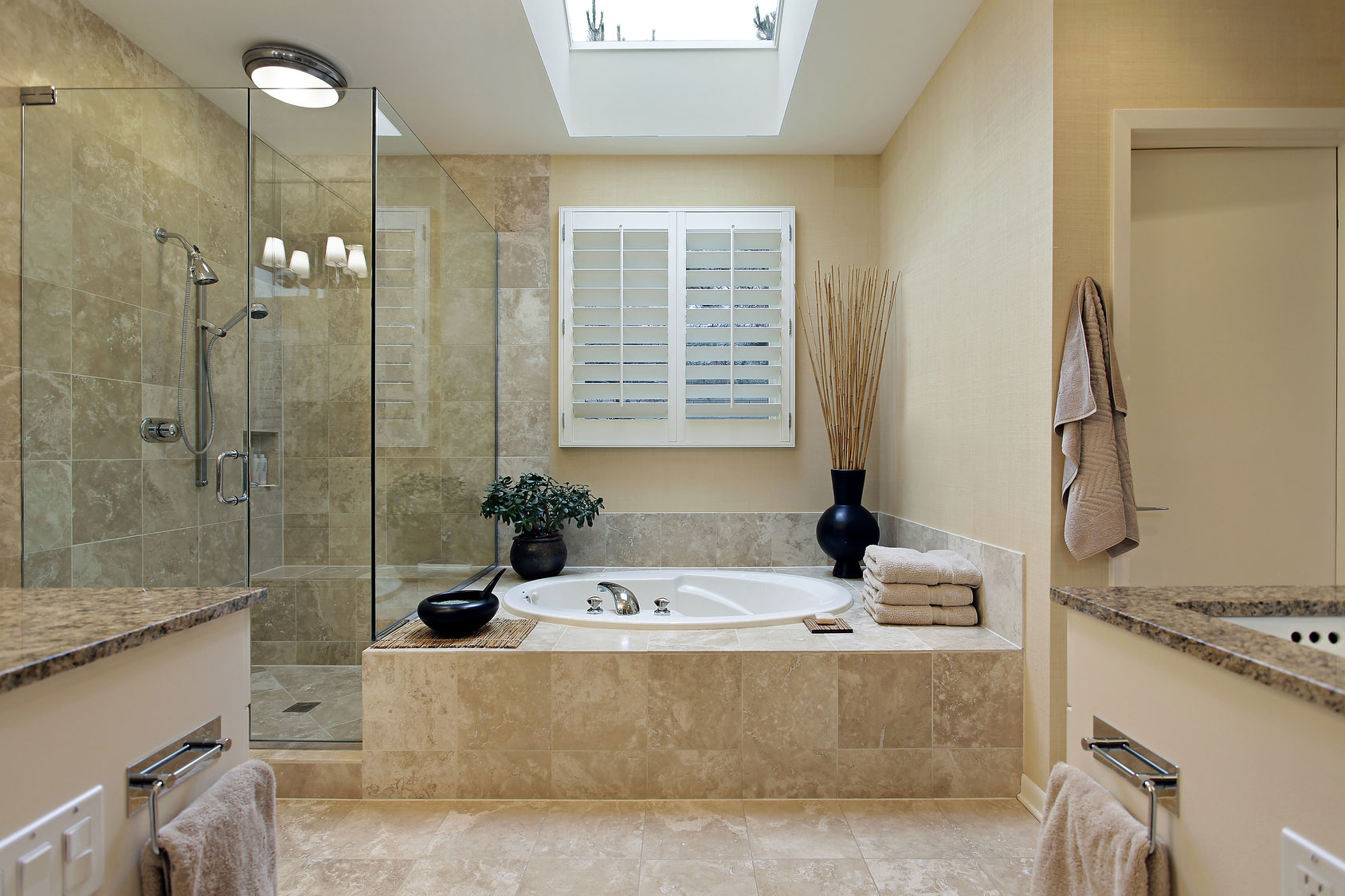 interior luminos de baie cu duș în culori deschise