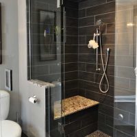 šviesus vonios kambario su dušu interjeras ryškių spalvų nuotrauka