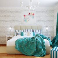 világos lakás belső, türkiz színű kép