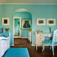 ongebruikelijk ontwerp van het appartement in turquoise kleurenfoto