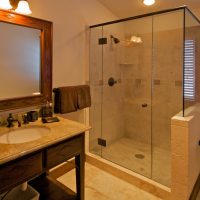 mooi design van een badkamer met een douche in donkere kleuren foto