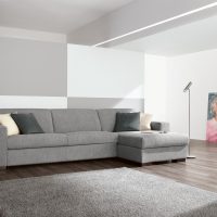 šviesi kampinė sofa miegamojo paveikslo dizaine