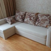 sofa sudut kulit dalam gaya foto ruang tamu