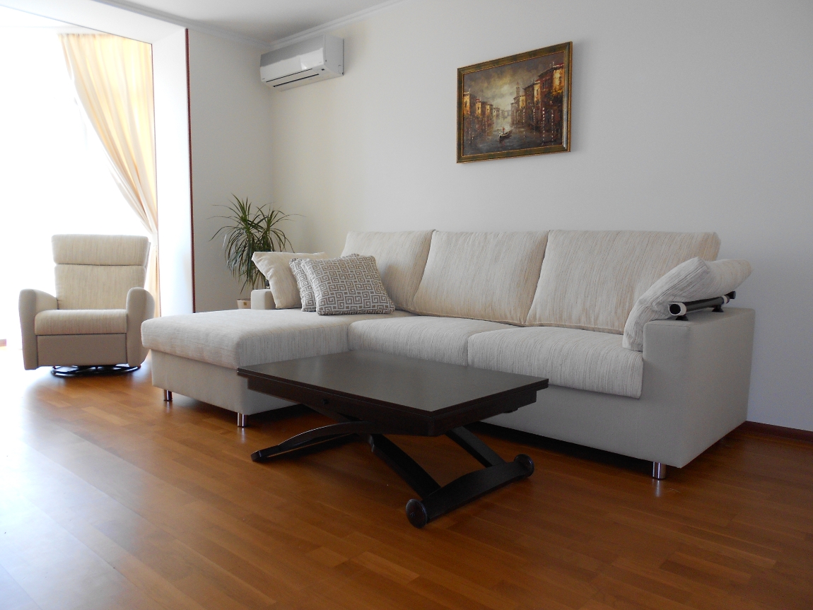 sofa sudut yang cerah dalam reka bentuk apartmen
