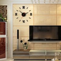 kovové hodiny v obývacím pokoji v high-tech stylu fotografie