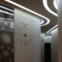 medinis laikrodis šalies stiliaus koridoriaus paveikslėlyje