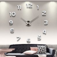 الساعة المعدنية في غرفة النوم بأسلوب الصورة الكلاسيكية