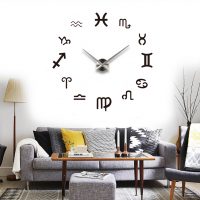 plastové hodiny v obývacím pokoji v klasickém stylu obrázku