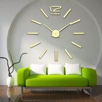 klasikinio paveikslo stiliaus miegamasis klasikinis laikrodis