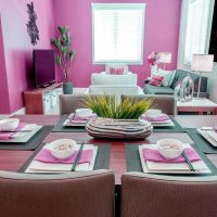hiasan pangsapuri yang terang dalam foto warna fuchsia