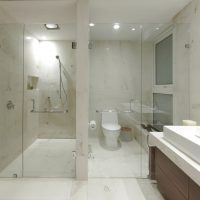 ongebruikelijk interieur van een badkamer met een douche in felle kleuren foto