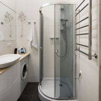 gražus dekoro vonios kambarys su dušu ryškių spalvų nuotrauka