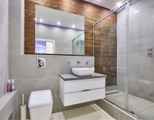světlý design koupelny se sprchou v jasných barvách