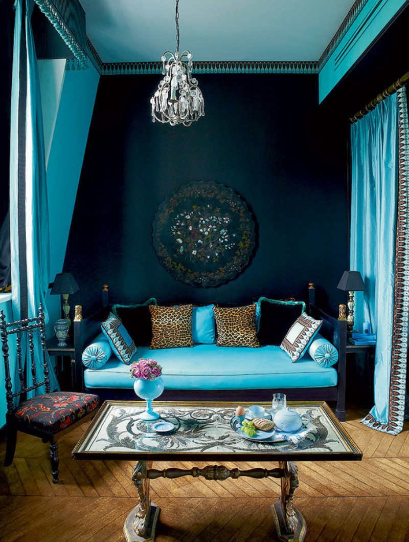 gyönyörű hálószoba dekorációval türkiz színű