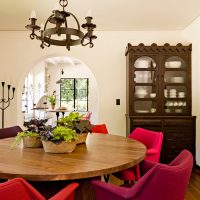Reka bentuk ruang tamu yang cerah dalam foto warna fuchsia