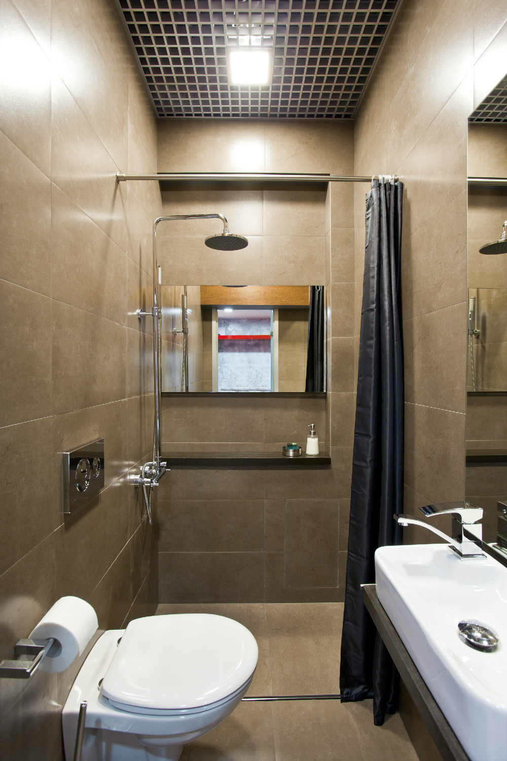 ryškiai dekoruotas vonios kambarys su ryškiais dušais