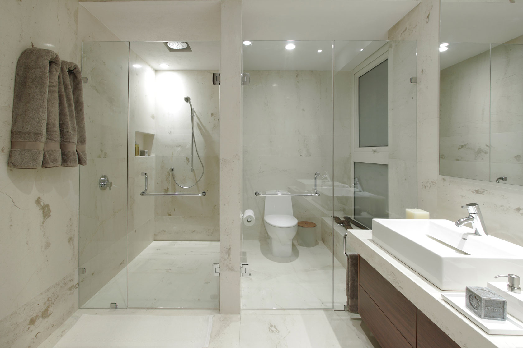 lichte badkamer interieur met donkere douche