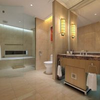 ongebruikelijke inrichting van een badkamer met een lichtgekleurde douche