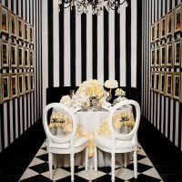 Decorațiunea elegantă a sufrageriei în imagine alb-negru