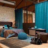 gaišs guļamistabas dizains tirkīza krāsas fotoattēlā