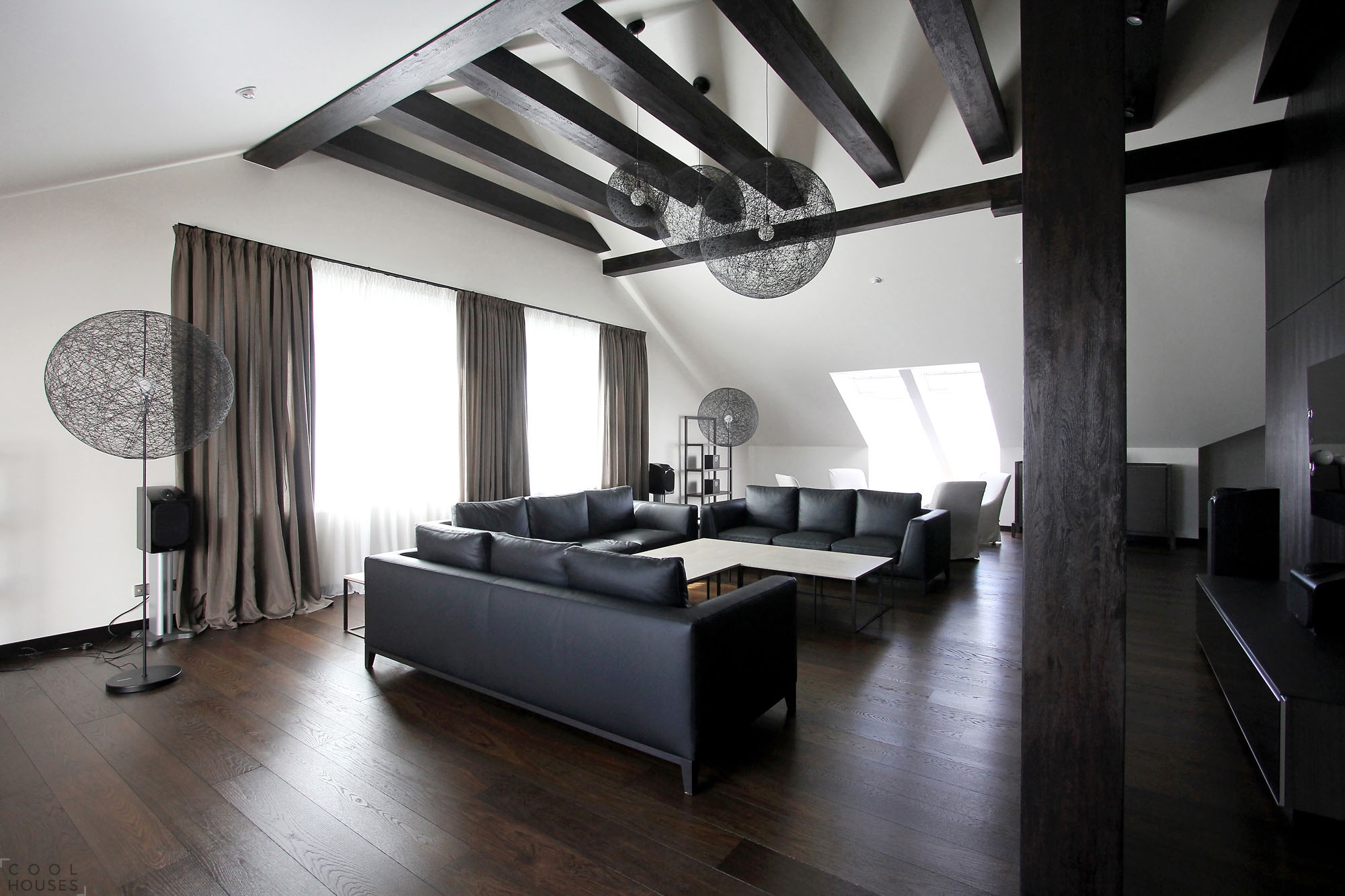 Elegantní design obývacího pokoje v černé a bílé