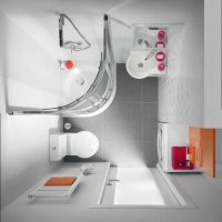 kupaonica svijetleg stila sa svijetlim tušem