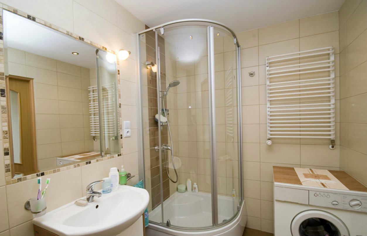 ongebruikelijk ontwerp van een badkamer met een douche in heldere kleuren