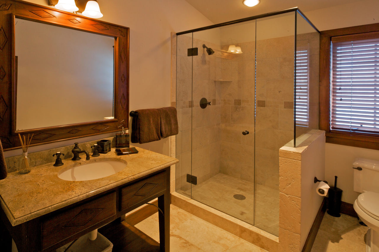 mooi decor van de badkamer met lichte douche