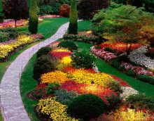 elegantní zahradní altán v anglickém stylu s květinami