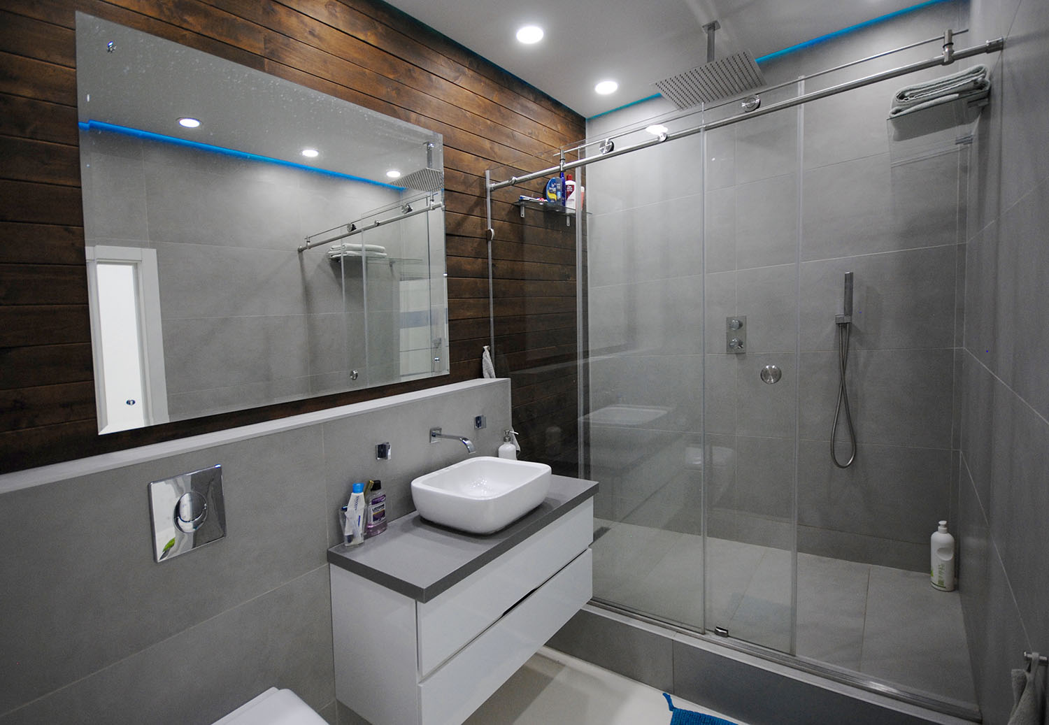 šviesaus stiliaus vonios kambarys su lengvu dušu