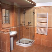 lichte stijl van een badkamer met een douche in donkere kleuren foto