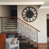 minimalizmo metalinis laikrodis gyvenamajame kambaryje nuotrauka
