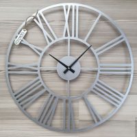 minimalizmo metalinis laikrodis miegamojo paveikslėlyje