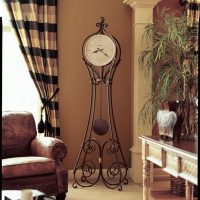 ceas de lemn în sufragerie în stilul țării fotografie