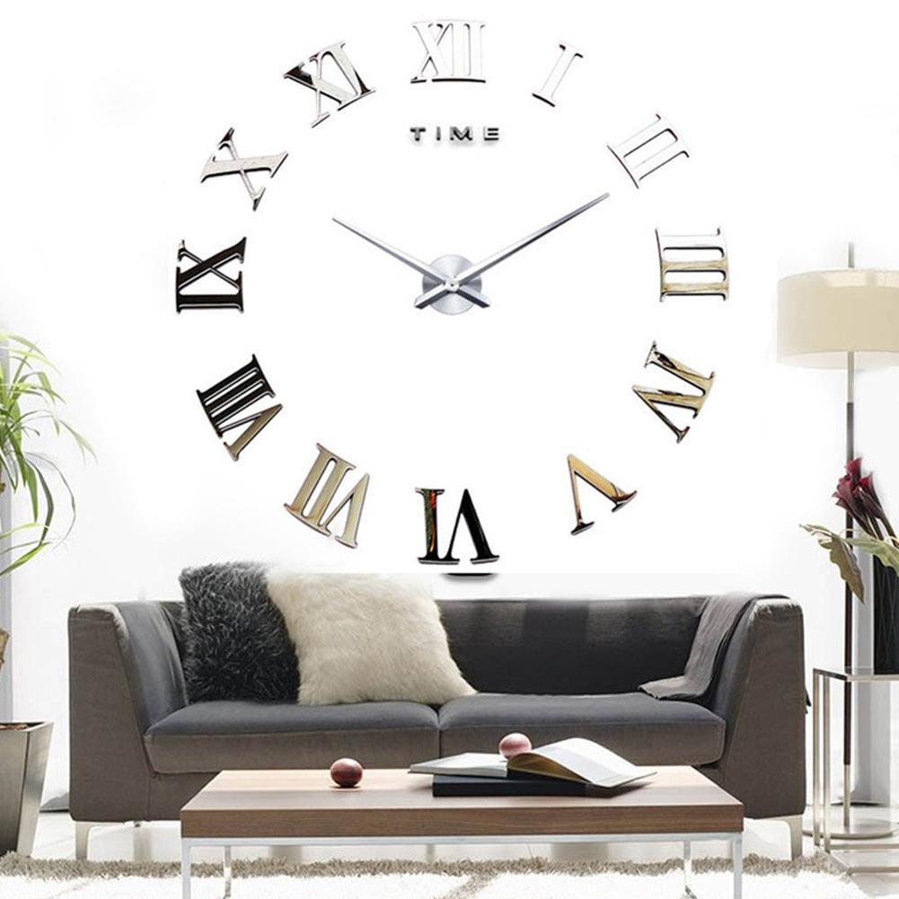 klasické kovové hodiny v obývacím pokoji