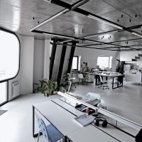 prašmatnus kambario kambarys aukštųjų technologijų stiliaus nuotraukoje