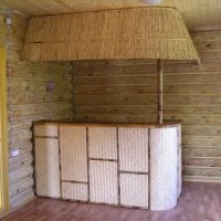 таван с бамбук в интериора на стаята снимка
