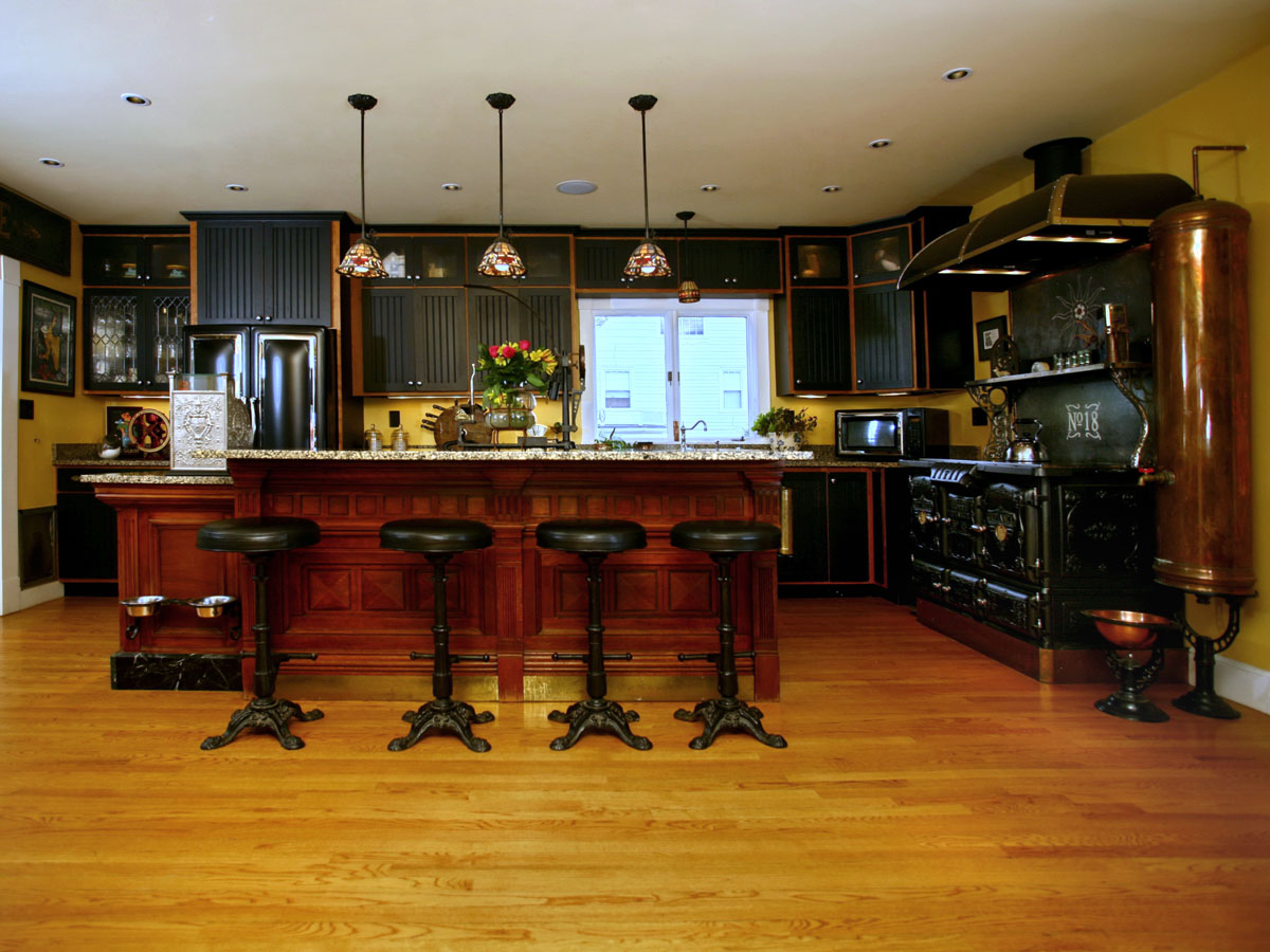 „steampunk“ virtuvės interjeras su mediniu parketu