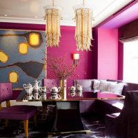 ruang tamu gaya cerah dalam foto warna fuchsia