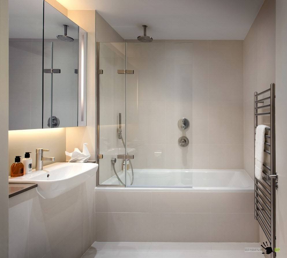 ongebruikelijk ontwerp van een badkamer met een douche in donkere kleuren