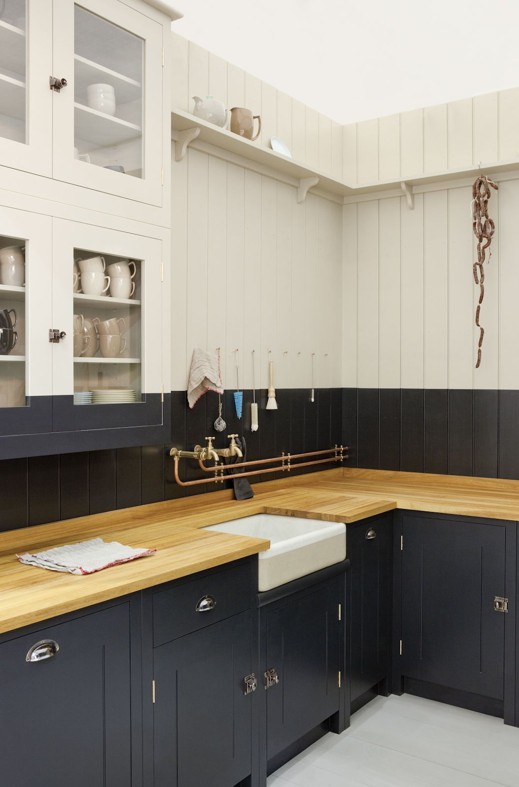 šviesus smėlio spalvos virtuvės interjeras klasikiniu stiliumi