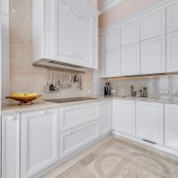 licht ontwerp van beige keuken in klassieke fotostijl