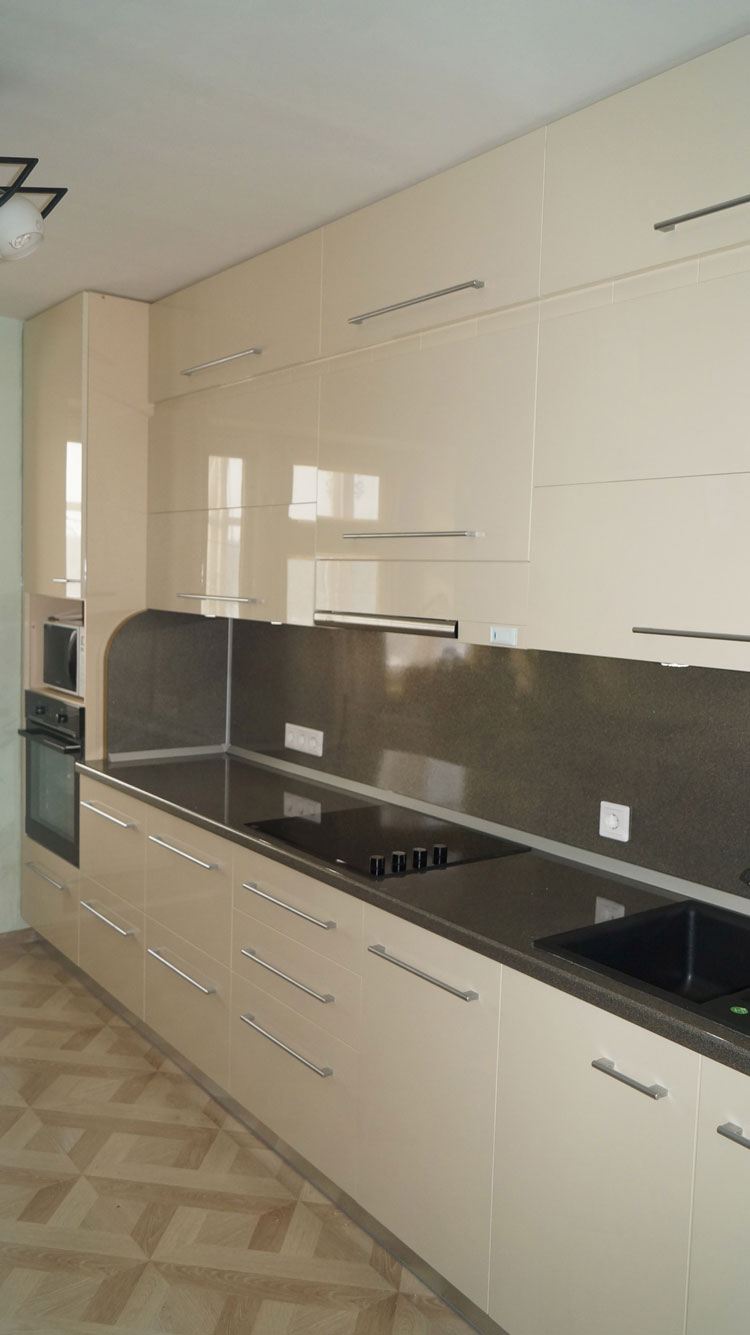 gražus smėlio spalvos virtuvės interjeras minimalizmo stiliumi