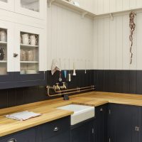 ryškus smėlio spalvos virtuvės dizainas ekologiškų nuotraukų stiliumi