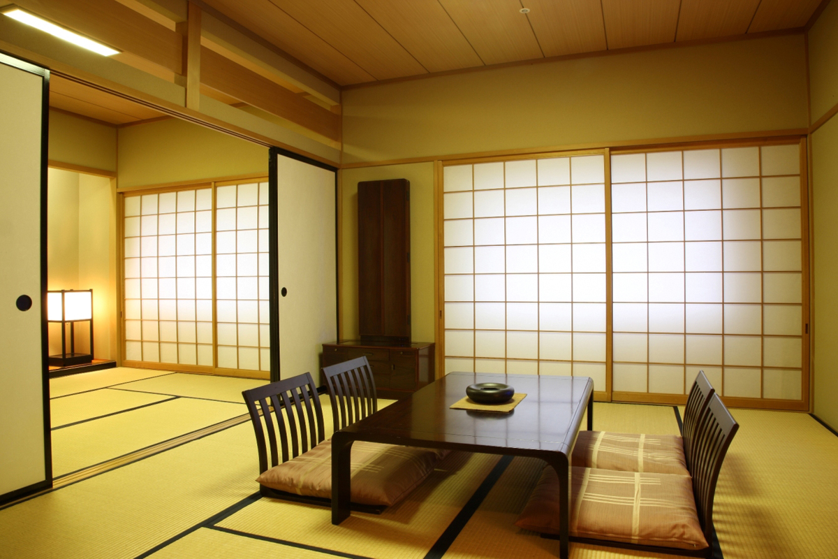 Japoniško stiliaus šviesus gyvenamasis kambarys