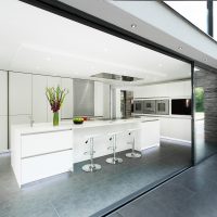 ryškus virtuvės dizainas aukštųjų technologijų stiliaus nuotraukoje