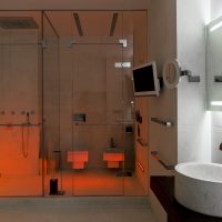 Reka bentuk terang bilik mandi dengan pancuran dalam foto berwarna terang