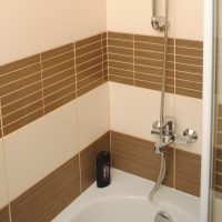 gražus vonios kambario su dušu interjeras tamsių spalvų nuotrauka