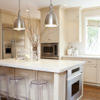 gražus smėlio spalvos virtuvės interjeras Provanso stiliaus nuotraukoje
