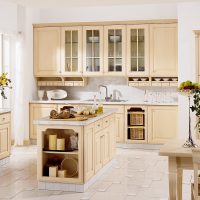 gražus smėlio spalvos virtuvės dizainas klasikinio stiliaus nuotraukoje